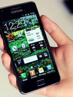 CellphoneInMano CellphoneInMano